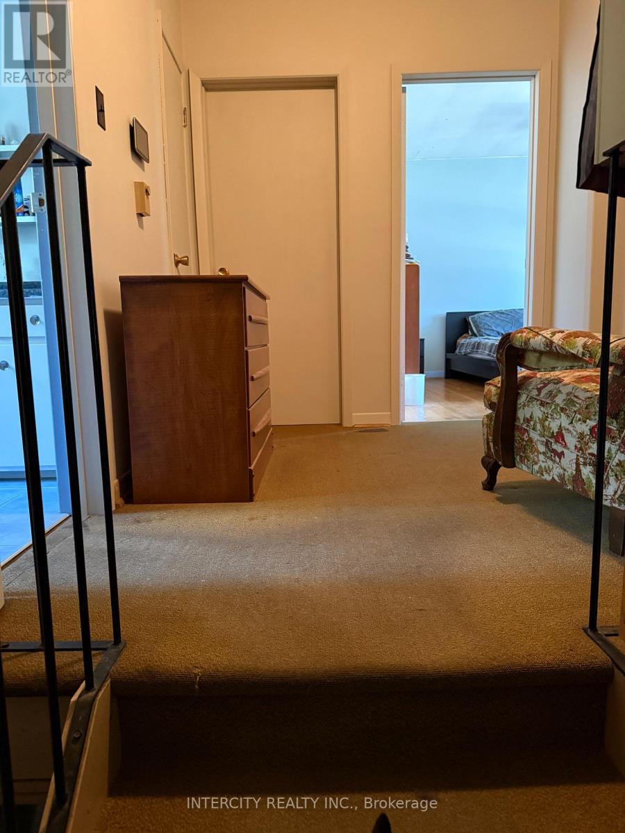 63 Centre Street N, Brampton (Brampton North), Ontario  L6V 1T1 - Photo 12 - W12351530