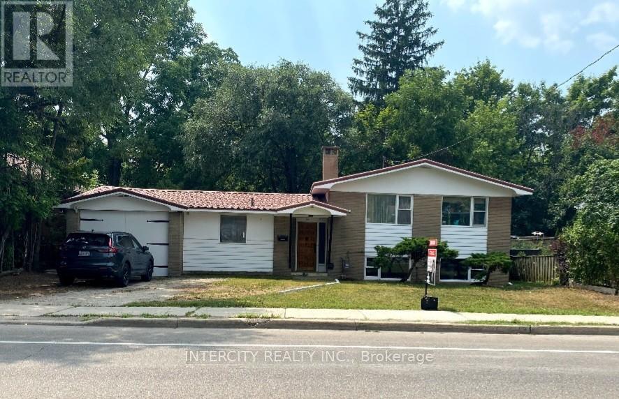 63 Centre Street N, Brampton (Brampton North), Ontario  L6V 1T1 - Photo 3 - W12351530