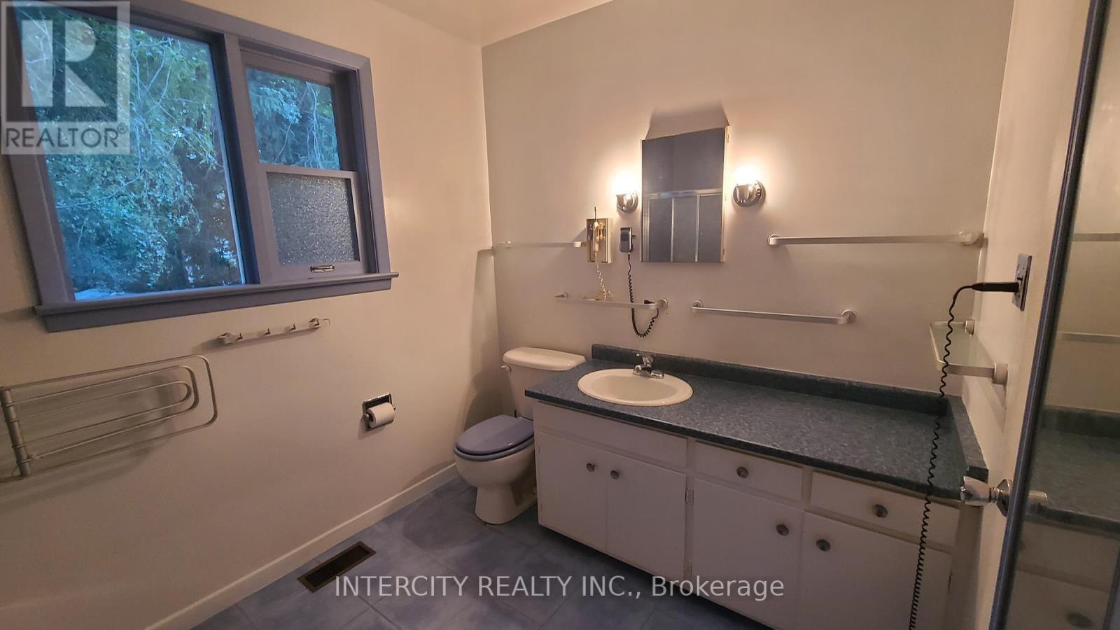 63 Centre Street N, Brampton (Brampton North), Ontario  L6V 1T1 - Photo 15 - W12351530