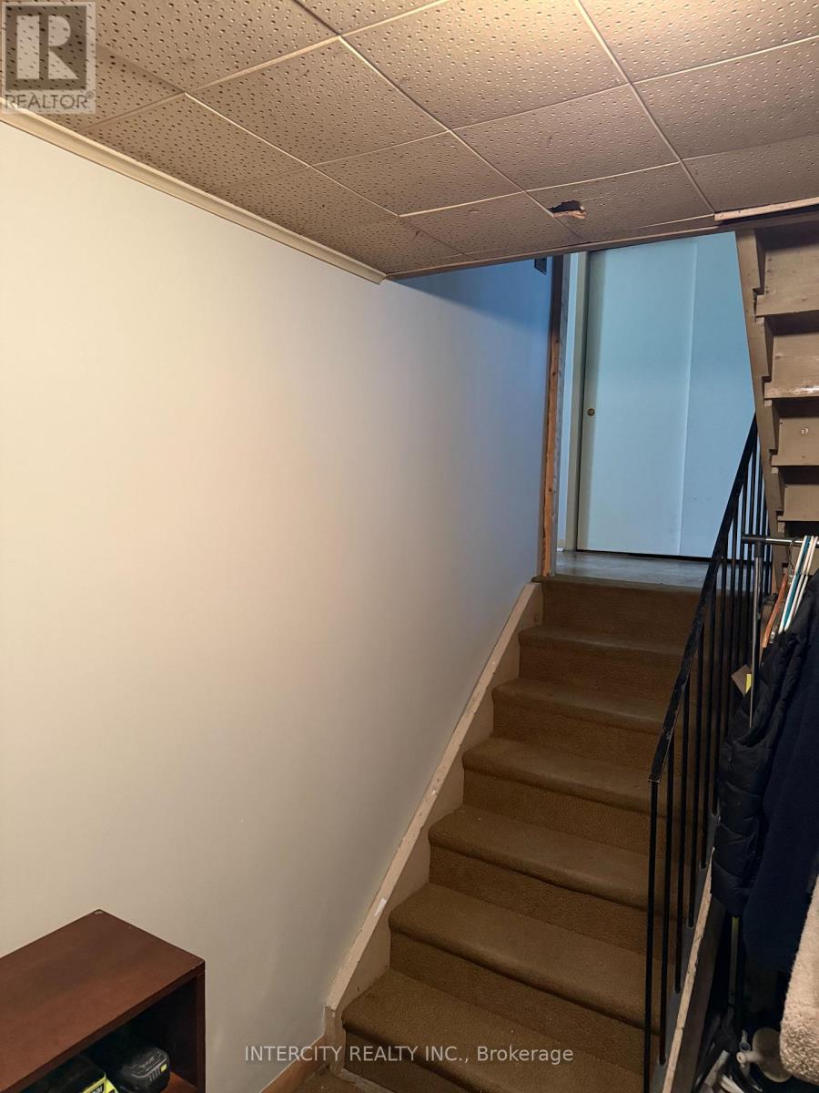 63 Centre Street N, Brampton (Brampton North), Ontario  L6V 1T1 - Photo 17 - W12351530