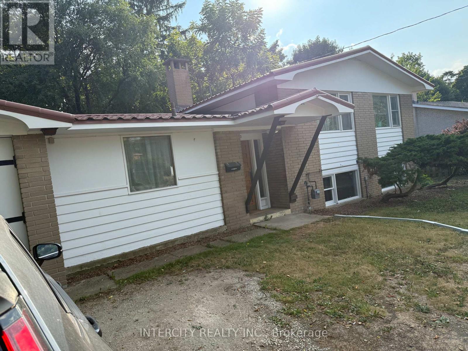 63 Centre Street N, Brampton (Brampton North), Ontario  L6V 1T1 - Photo 4 - W12351530