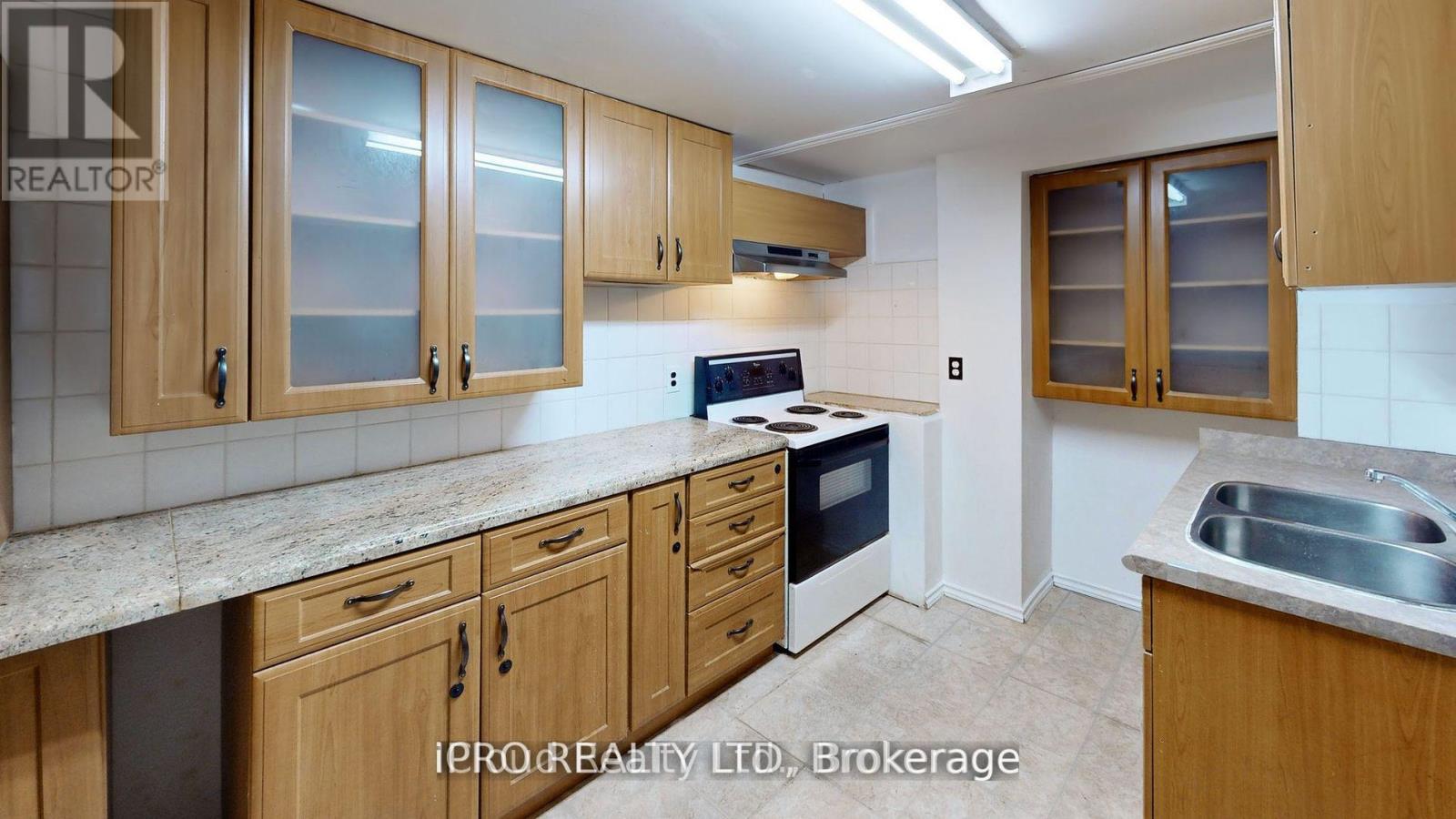 32 Dafoe Crescent, Brampton (Fletcher's West), Ontario  L6Y 2L2 - Photo 16 - W12360818