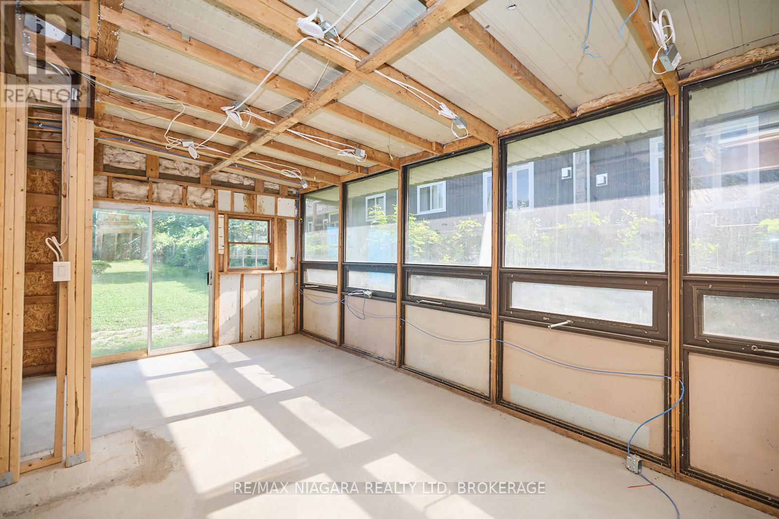 210 Ridgeway Road, Fort Erie, Ontario  L0S 1B0 - Photo 11 - X12360852