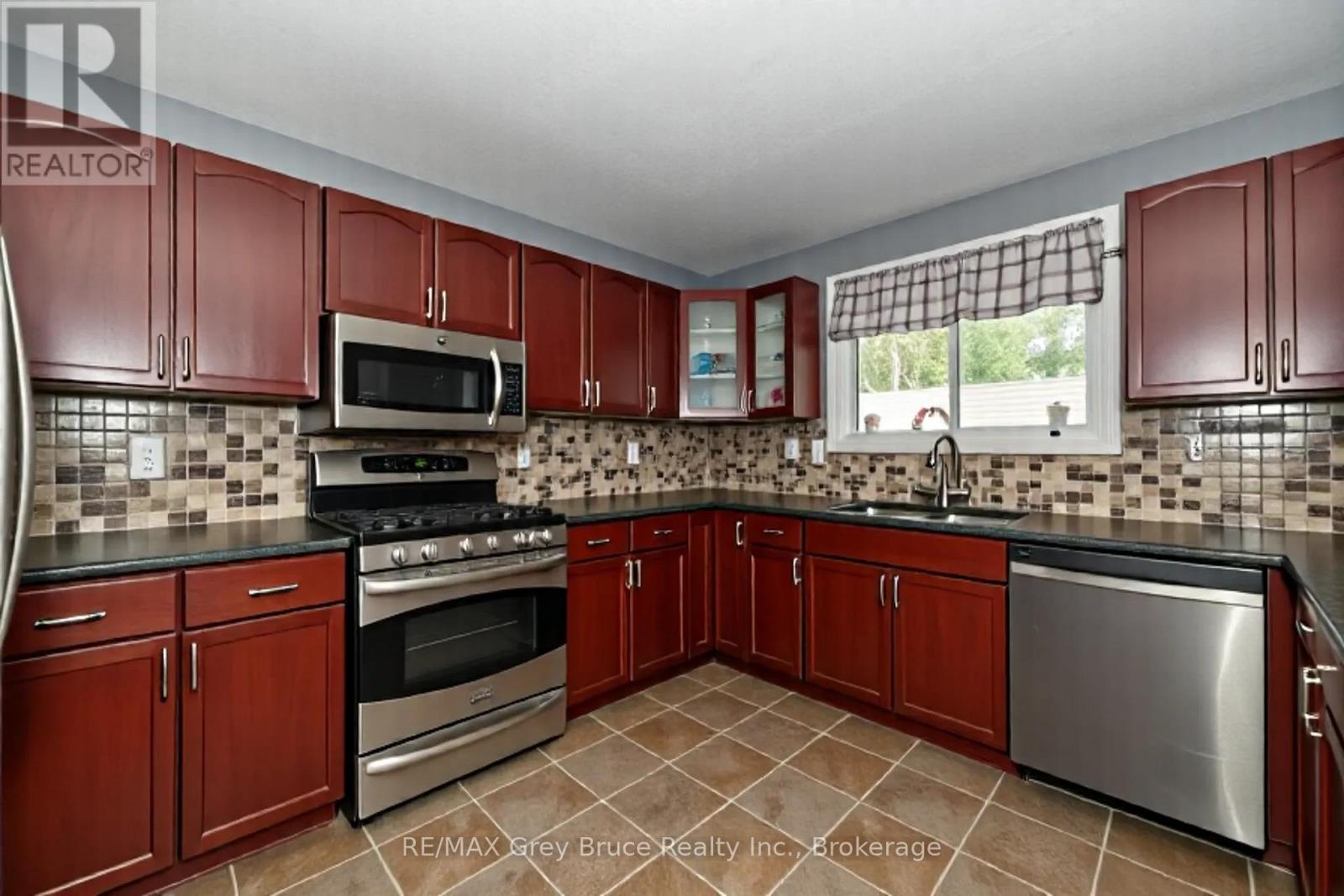 201 Division Street, Georgian Bluffs, Ontario  N0H 2K0 - Photo 10 - X12360870