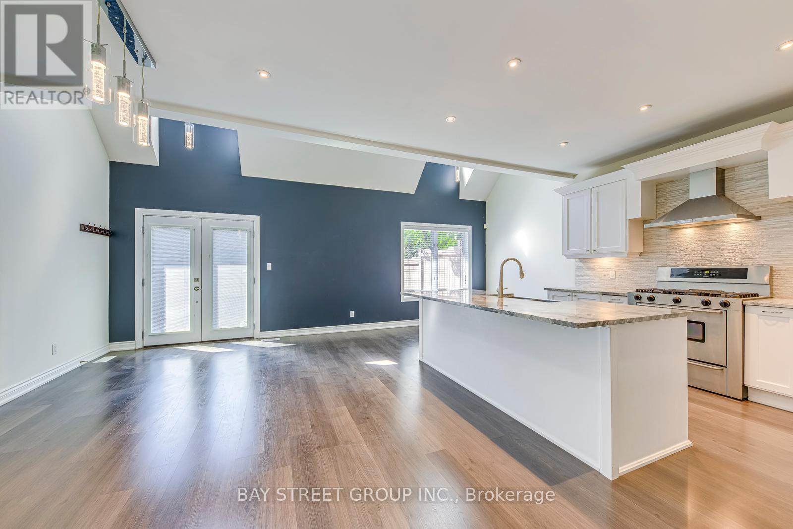 2273 Woodfield Road, Oakville, Ontario  L6H 6Y8 - Photo 11 - W12358783