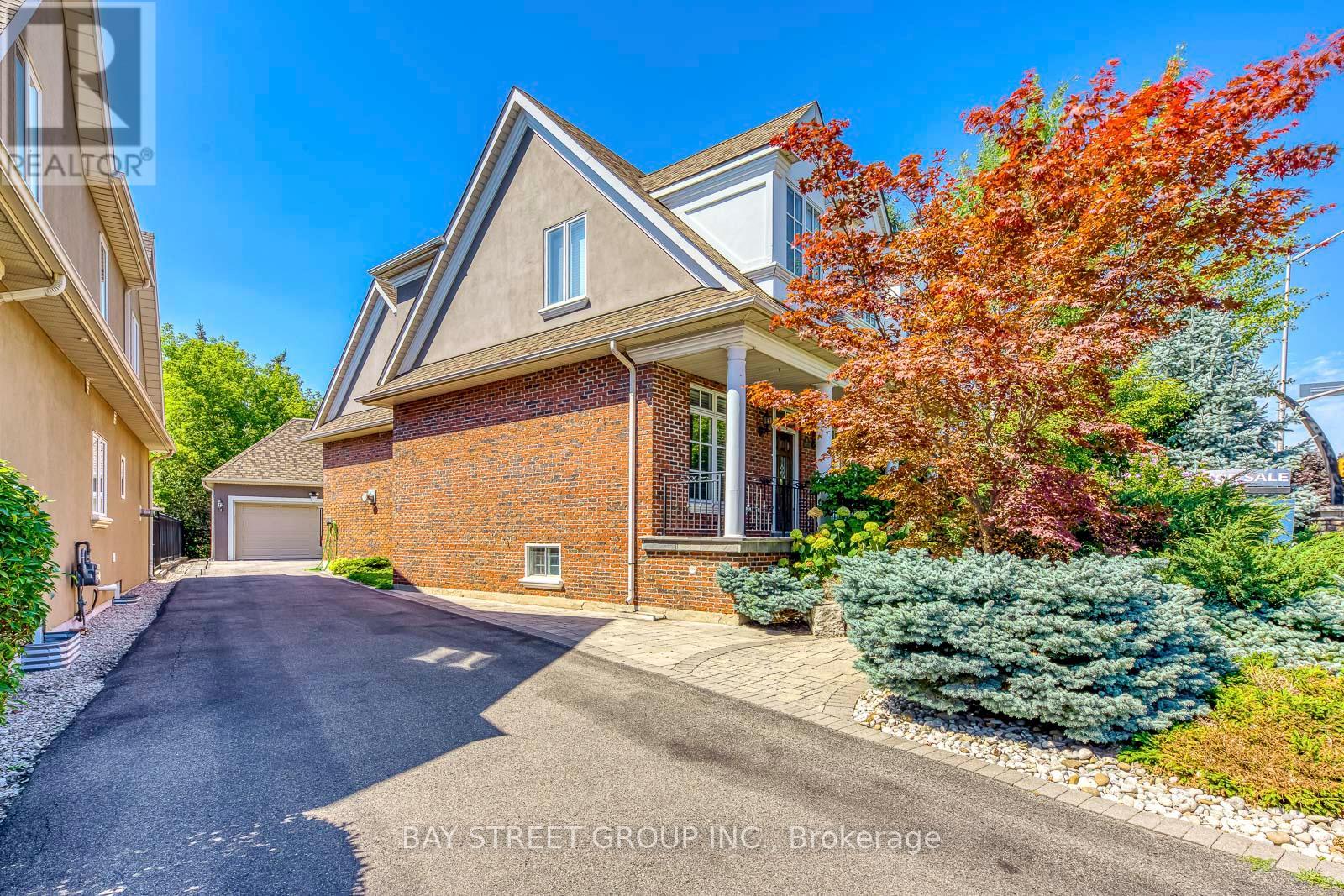 2273 Woodfield Road, Oakville, Ontario  L6H 6Y8 - Photo 2 - W12358835