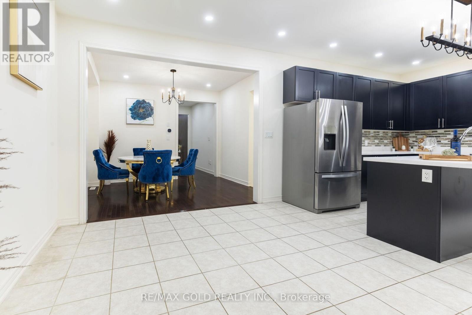 86 Humberstone Crescent, Brampton, Ontario  L7A 4C1 - Photo 5 - W12344514