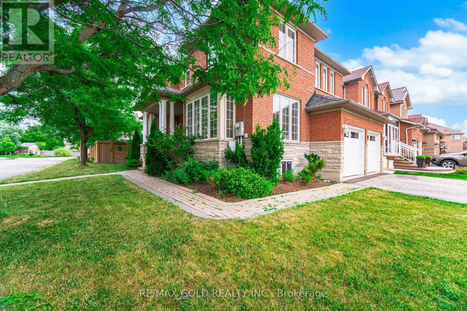 14 Martineau Road, Brampton, Ontario  L6P 1H2 - Photo 2 - W12354671
