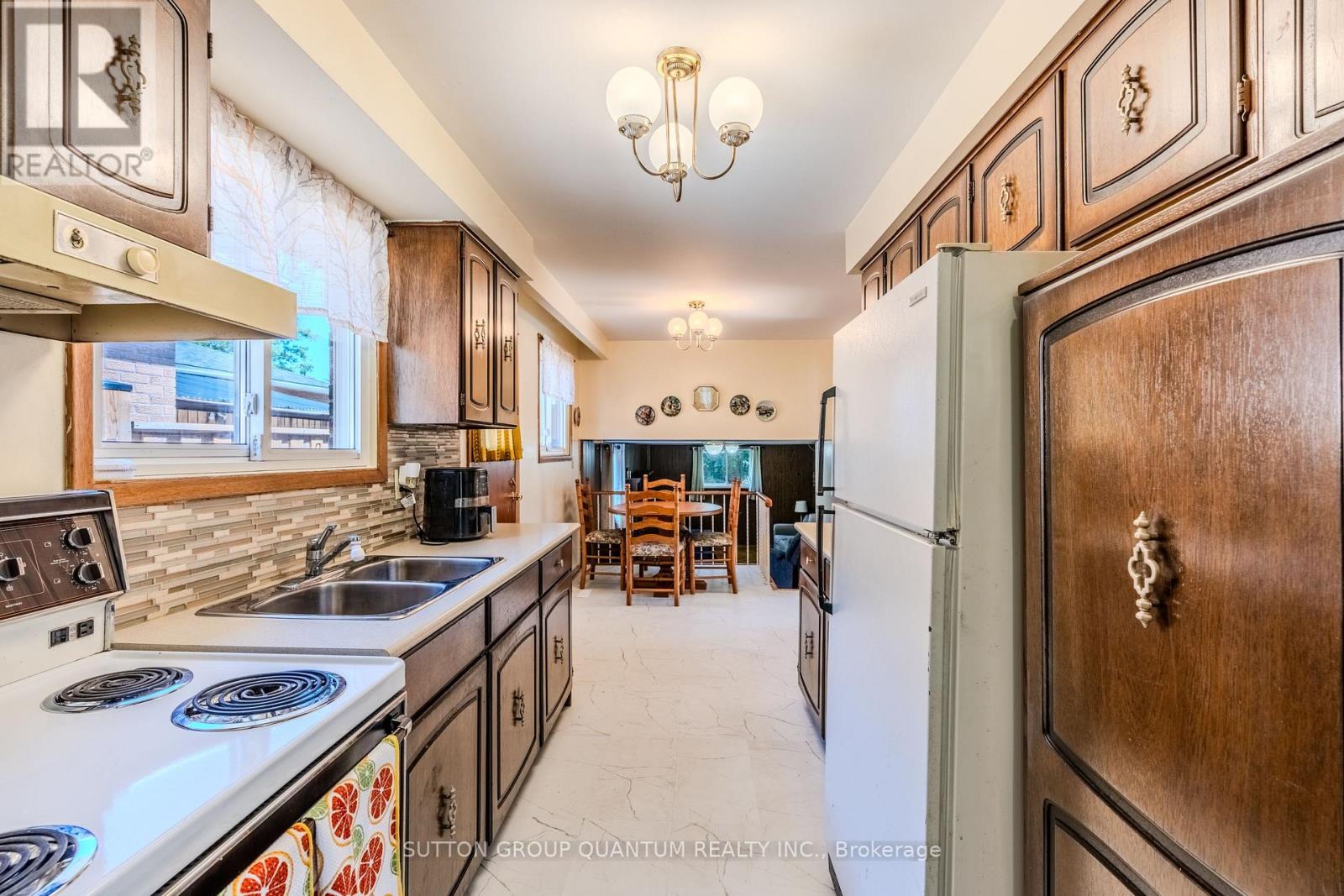 1798 Medallion Court, Mississauga, Ontario  L5J 2L7 - Photo 13 - W12360879