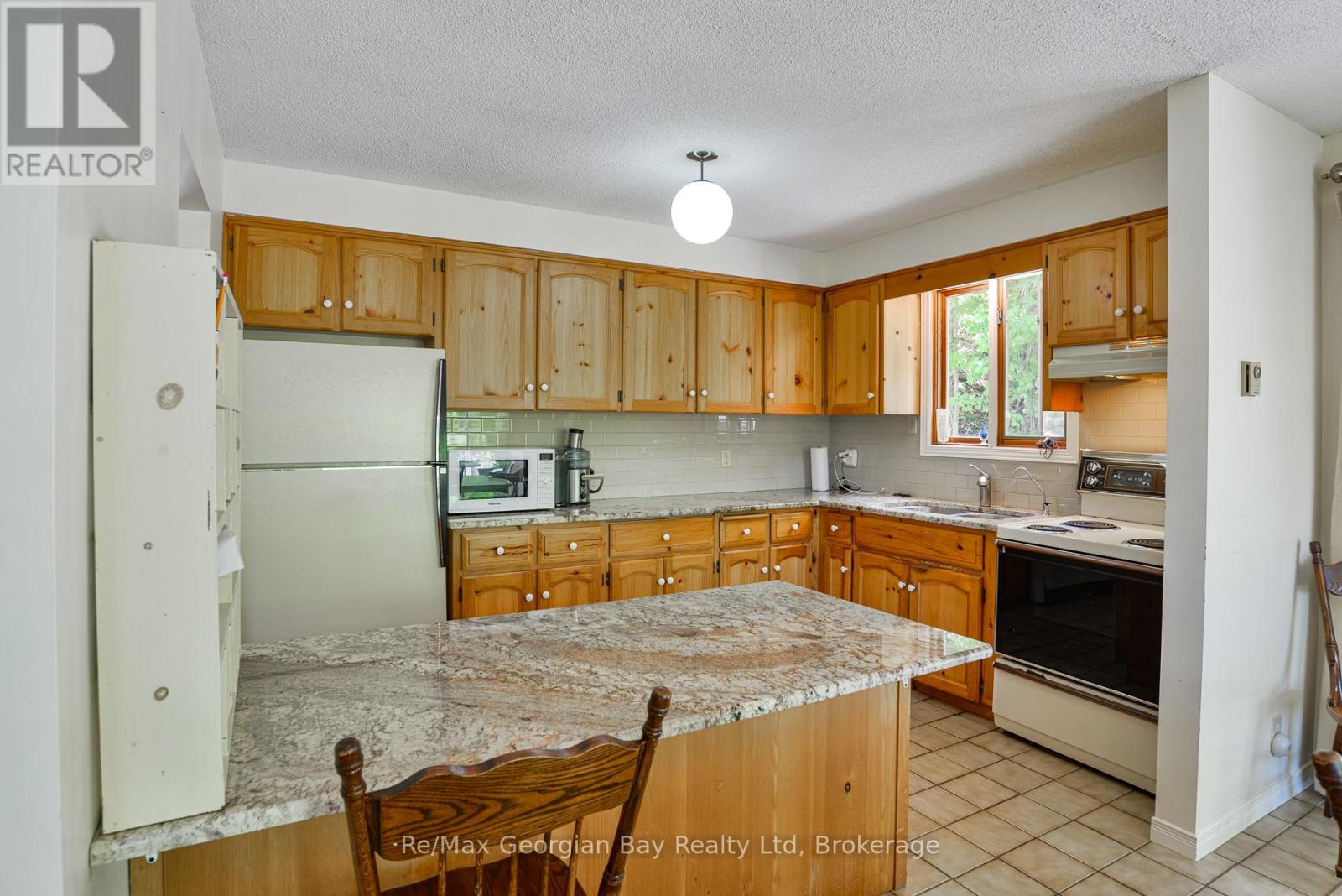 135 John Buchler Road, Georgian Bay (Baxter), Ontario  L0K 1E0 - Photo 10 - X12359743