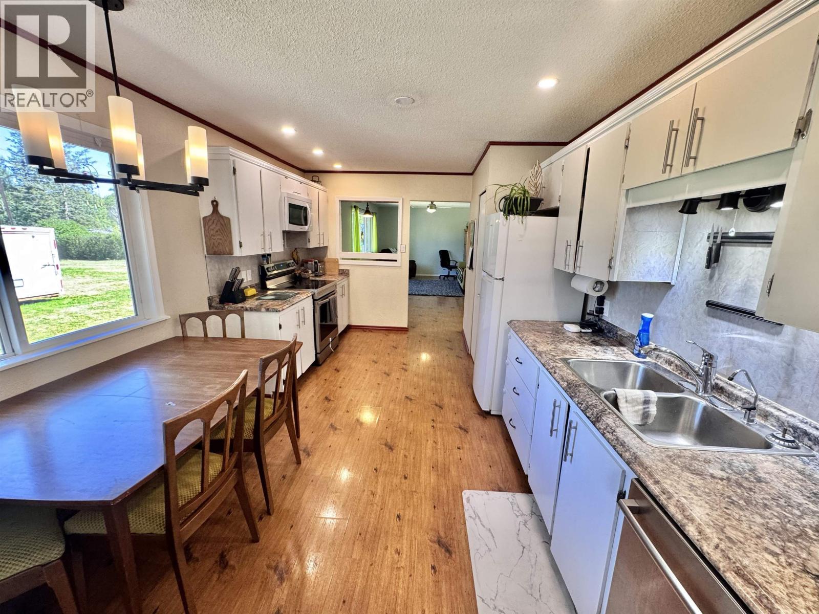 4990 Donsleequa Road, 108 Mile Ranch, British Columbia  V0K 2Z0 - Photo 4 - R3039380