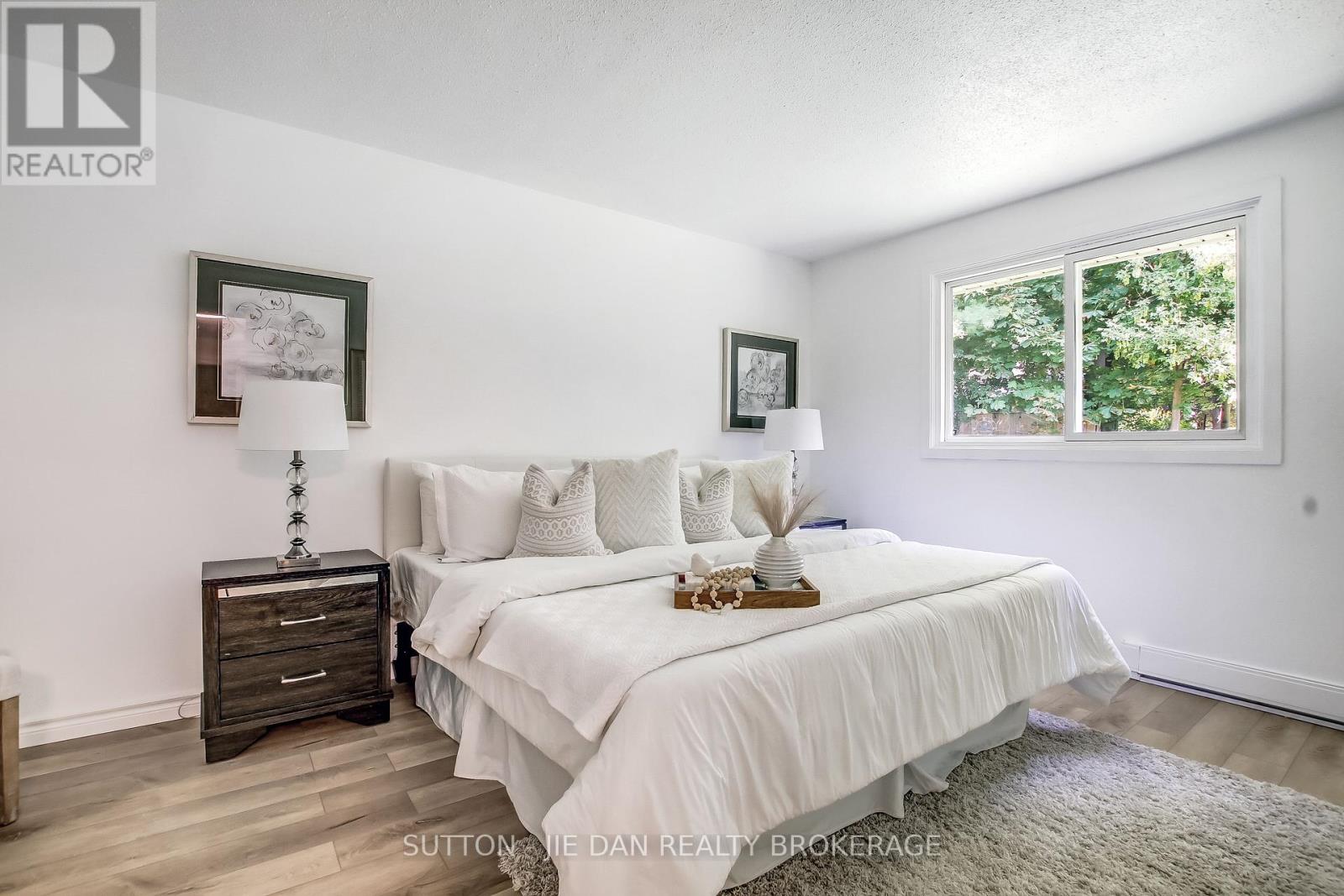15 Hawthorne Road, London North, Ontario  N6G 2W9 - Photo 10 - X12360931