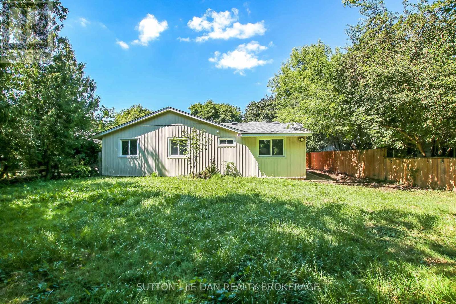 15 Hawthorne Road, London North, Ontario  N6G 2W9 - Photo 15 - X12360931