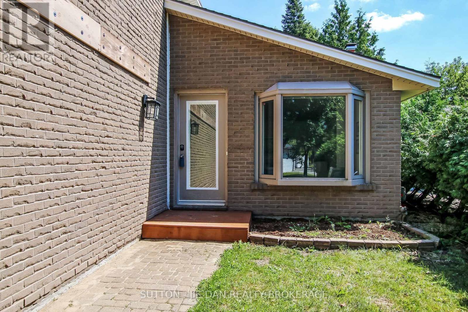 15 Hawthorne Road, London North, Ontario  N6G 2W9 - Photo 18 - X12360931