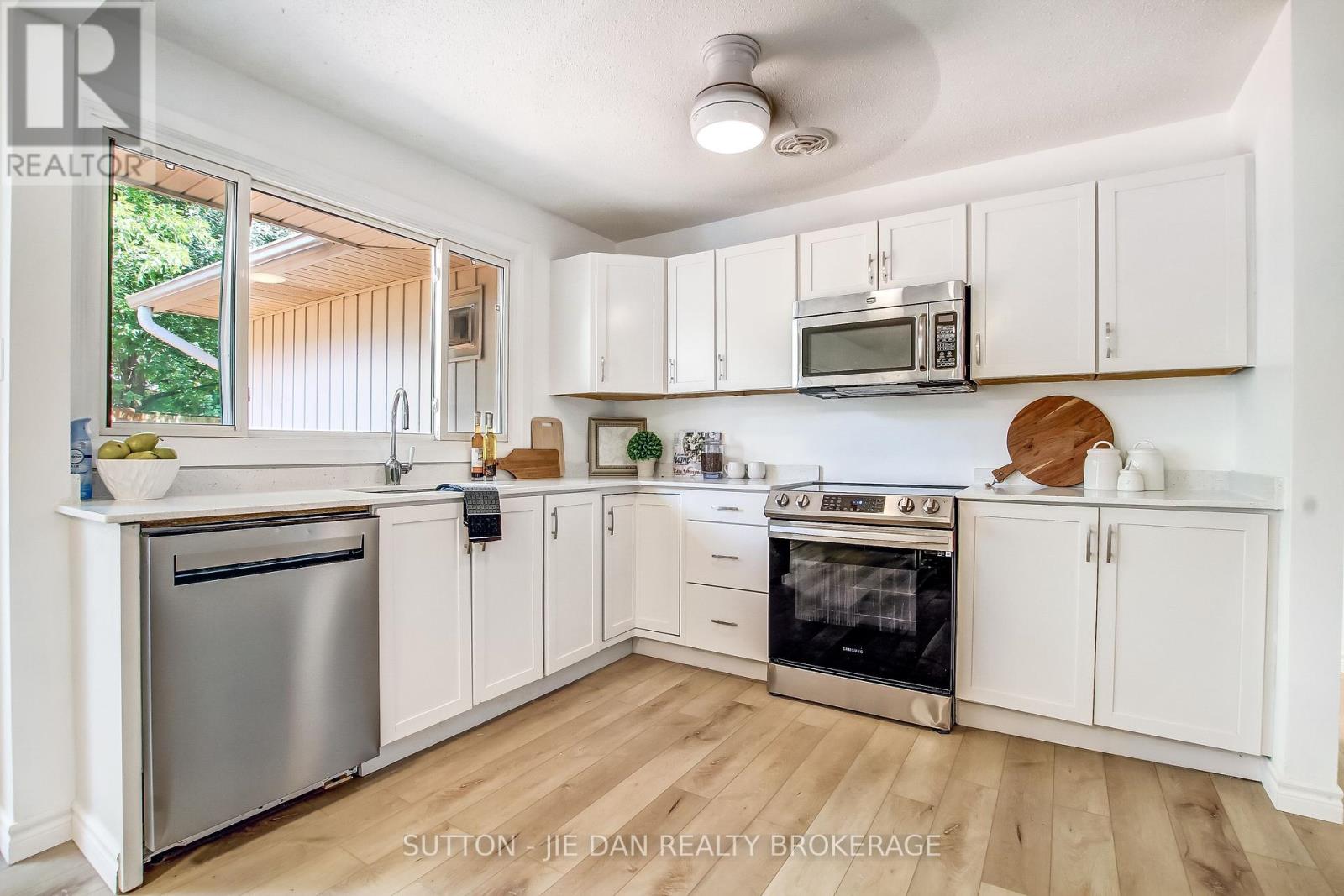 15 Hawthorne Road, London North, Ontario  N6G 2W9 - Photo 3 - X12360931
