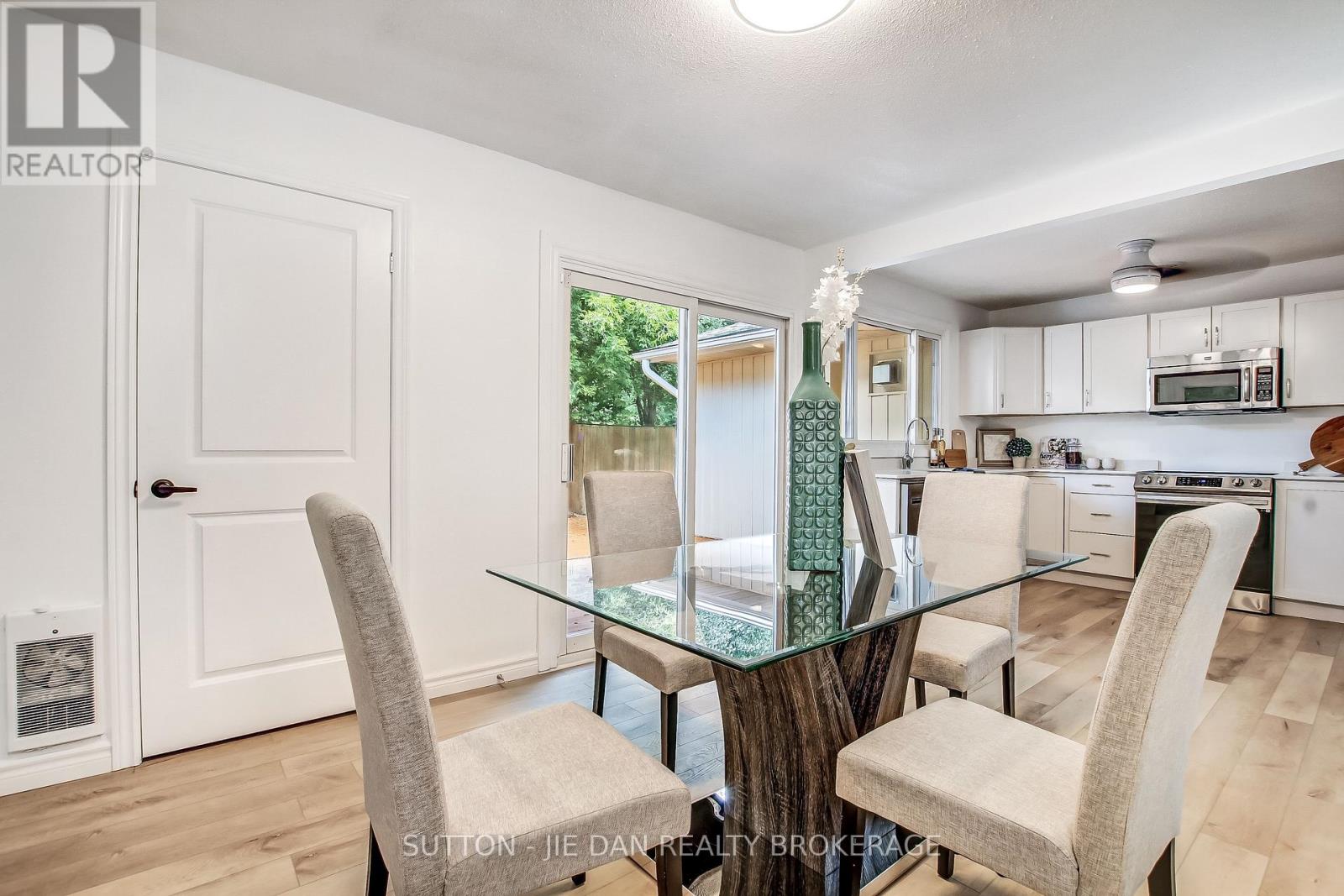 15 Hawthorne Road, London North, Ontario  N6G 2W9 - Photo 4 - X12360931