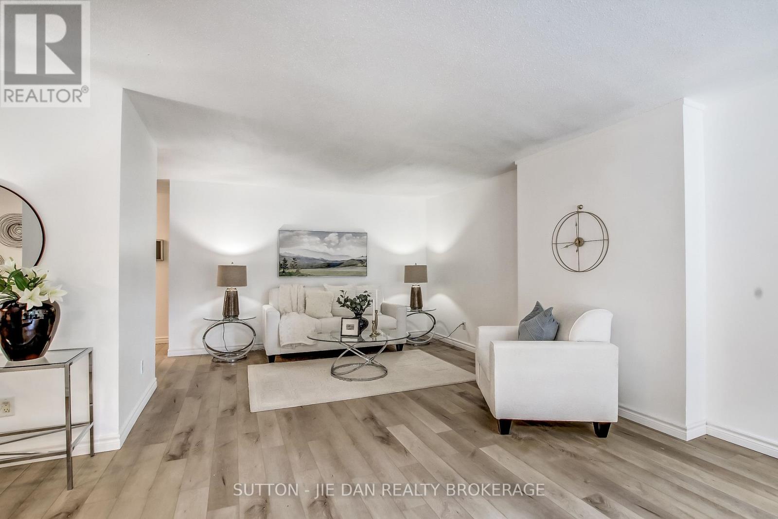 15 Hawthorne Road, London North, Ontario  N6G 2W9 - Photo 6 - X12360931