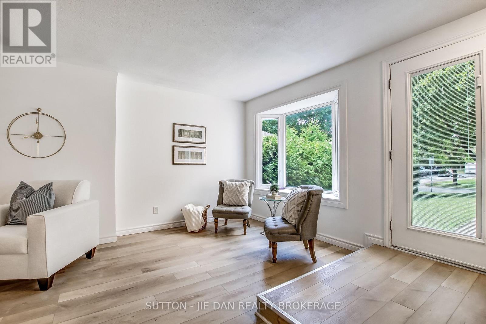 15 Hawthorne Road, London North, Ontario  N6G 2W9 - Photo 7 - X12360931