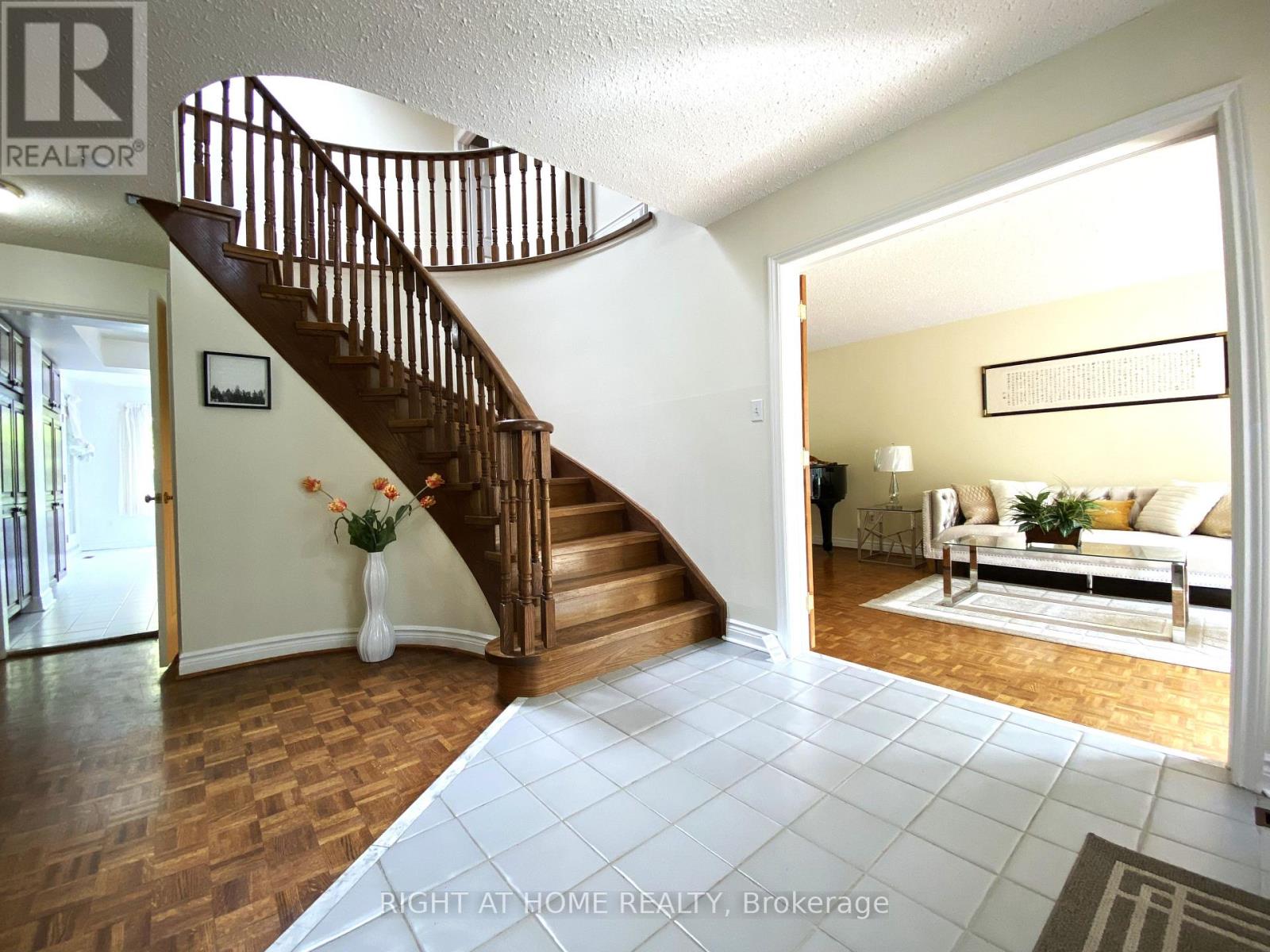 26 Leighland Drive, Markham, Ontario  L3R 7R5 - Photo 4 - N12360966