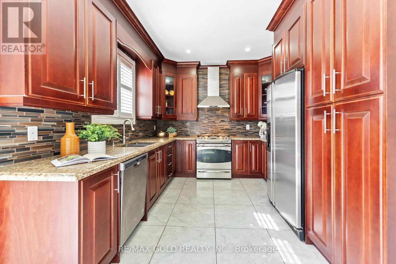25 Castle Mountain Drive, Brampton (Sandringham-Wellington), Ontario  L6R 2W9 - Photo 12 - W12360958