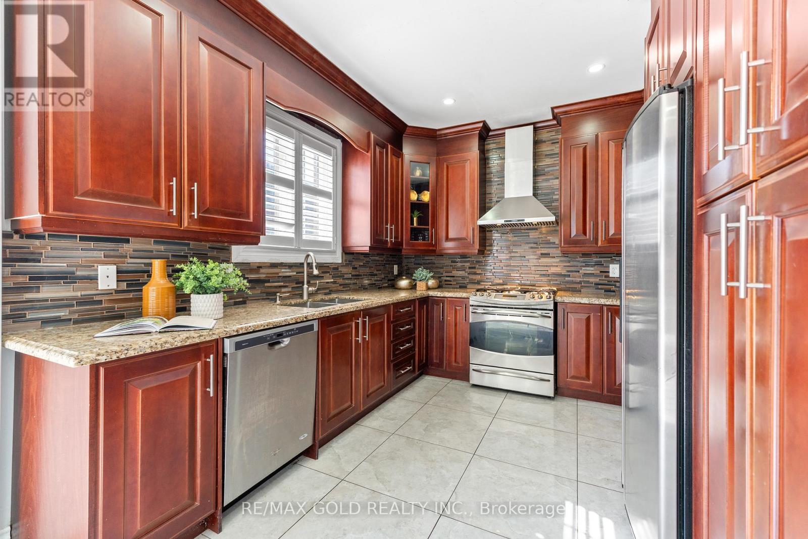 25 Castle Mountain Drive, Brampton (Sandringham-Wellington), Ontario  L6R 2W9 - Photo 13 - W12360958