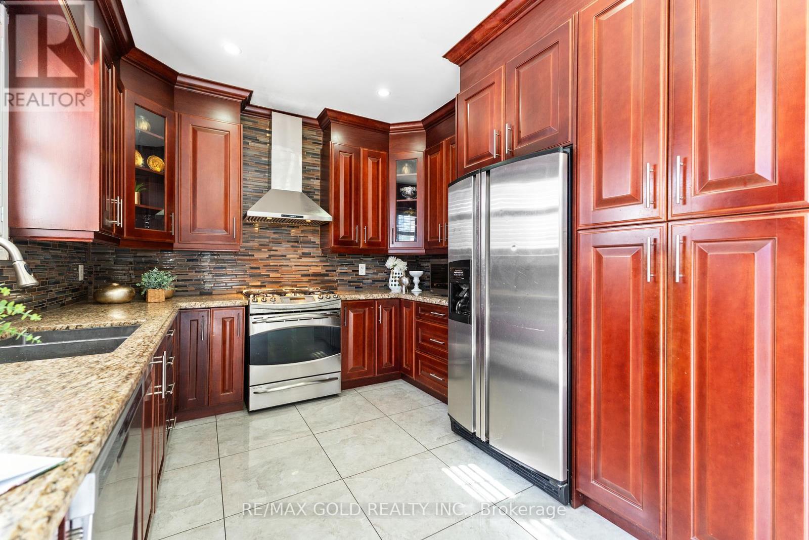 25 Castle Mountain Drive, Brampton (Sandringham-Wellington), Ontario  L6R 2W9 - Photo 14 - W12360958