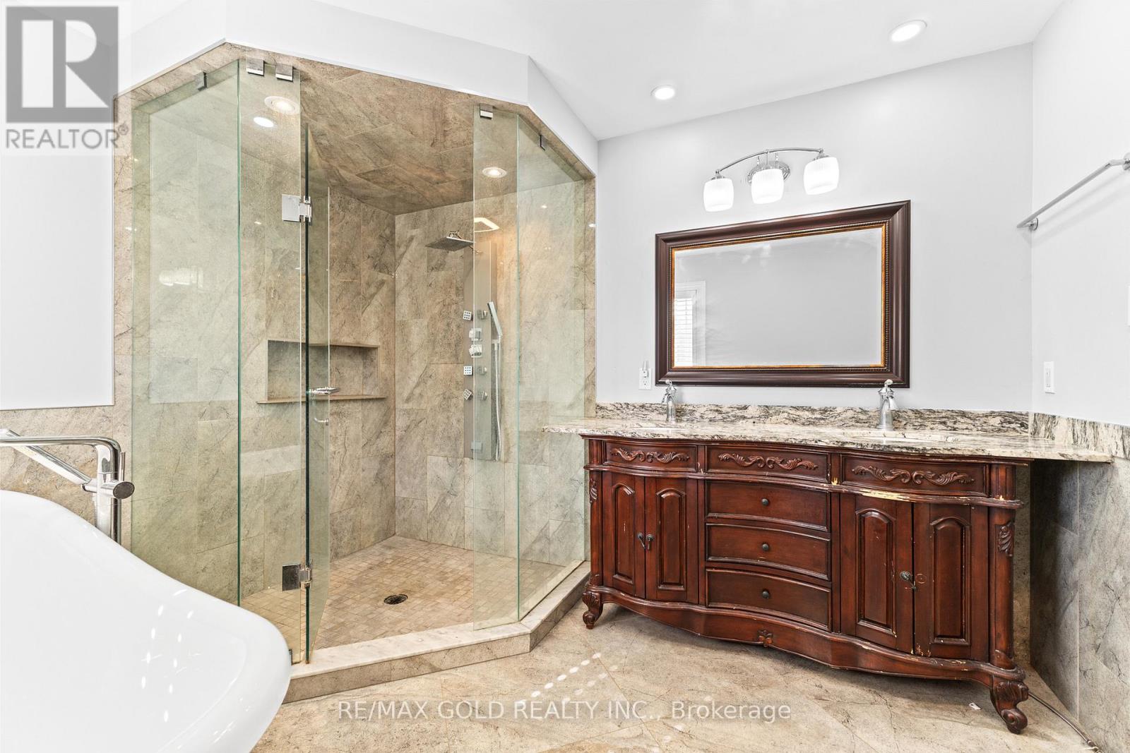 25 Castle Mountain Drive, Brampton (Sandringham-Wellington), Ontario  L6R 2W9 - Photo 24 - W12360958