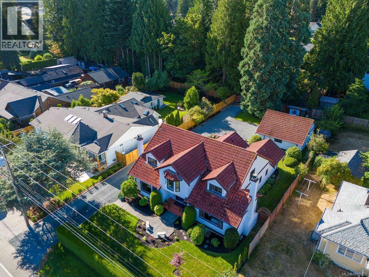 158 Crescent Rd E, Qualicum Beach, British Columbia  V9K 1L6 - Photo 3 - 1010693