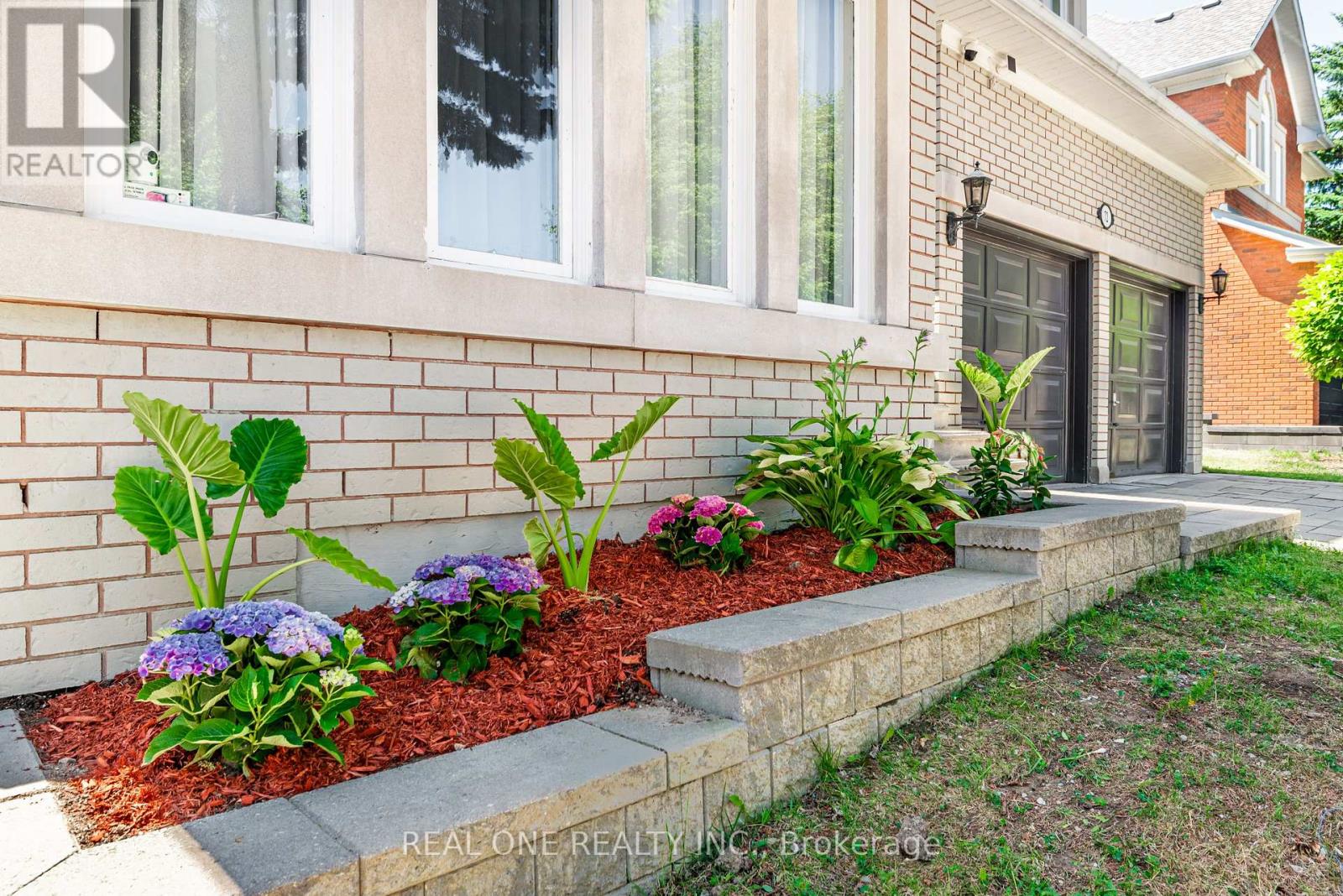 Property at 72 CASSANDRA CRESCENT image 2