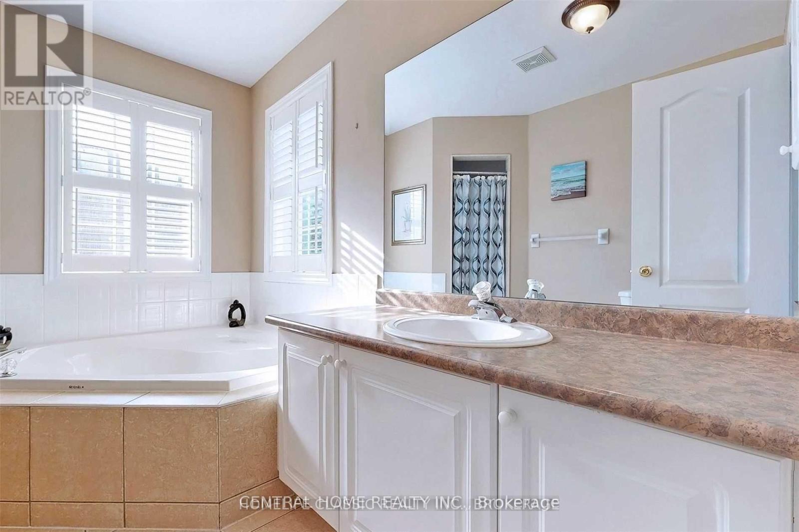 8 Raintree Crescent, Richmond Hill (Oak Ridges), Ontario  L4E 3T5 - Photo 7 - N12361083