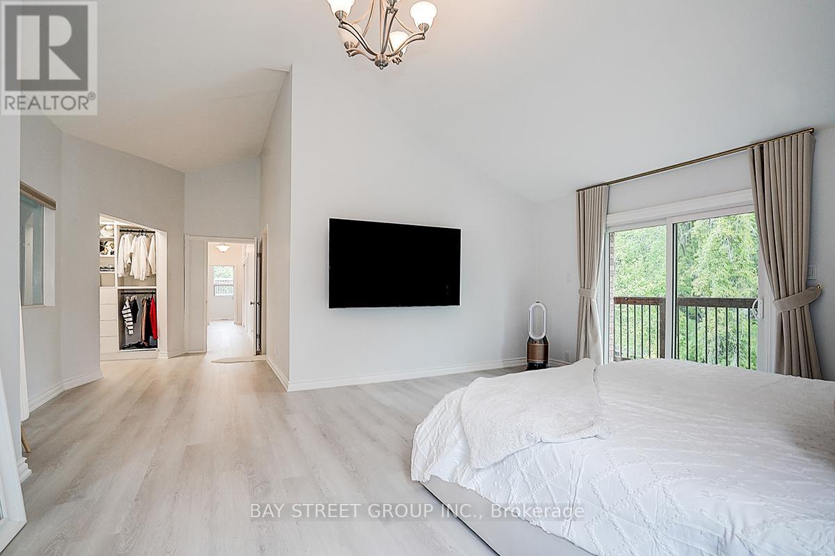 8 Waterbend Drive, Georgina (Keswick South), Ontario  L4P 2S2 - Photo 12 - N12361098