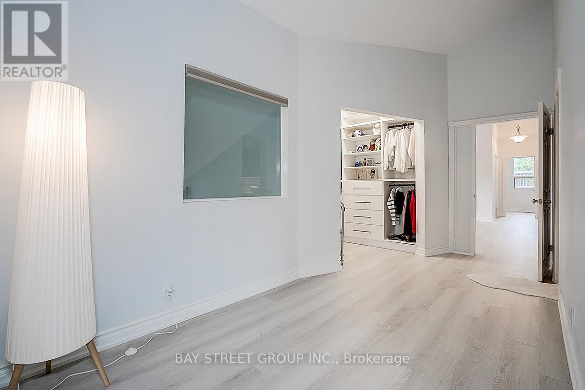 8 Waterbend Drive, Georgina (Keswick South), Ontario  L4P 2S2 - Photo 13 - N12361098