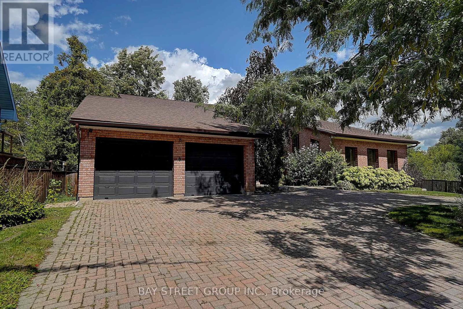 8 Waterbend Drive, Georgina (Keswick South), Ontario  L4P 2S2 - Photo 7 - N12361098