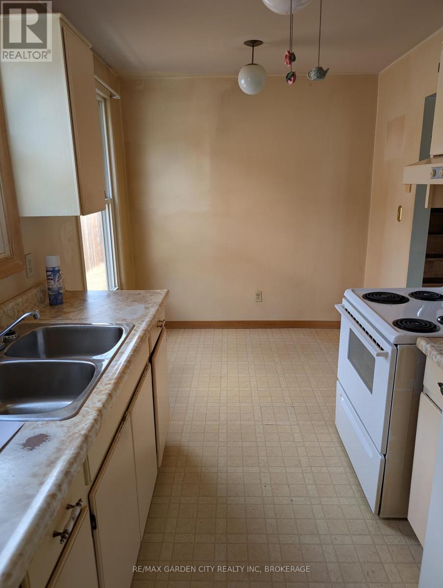 62 Allan Drive, St. Catharines, Ontario  L2N 1E9 - Photo 8 - X12361151