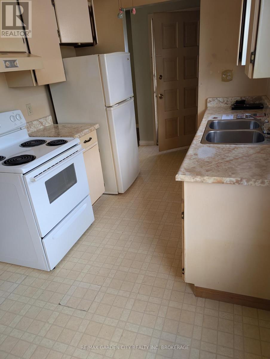 62 Allan Drive, St. Catharines, Ontario  L2N 1E9 - Photo 9 - X12361151