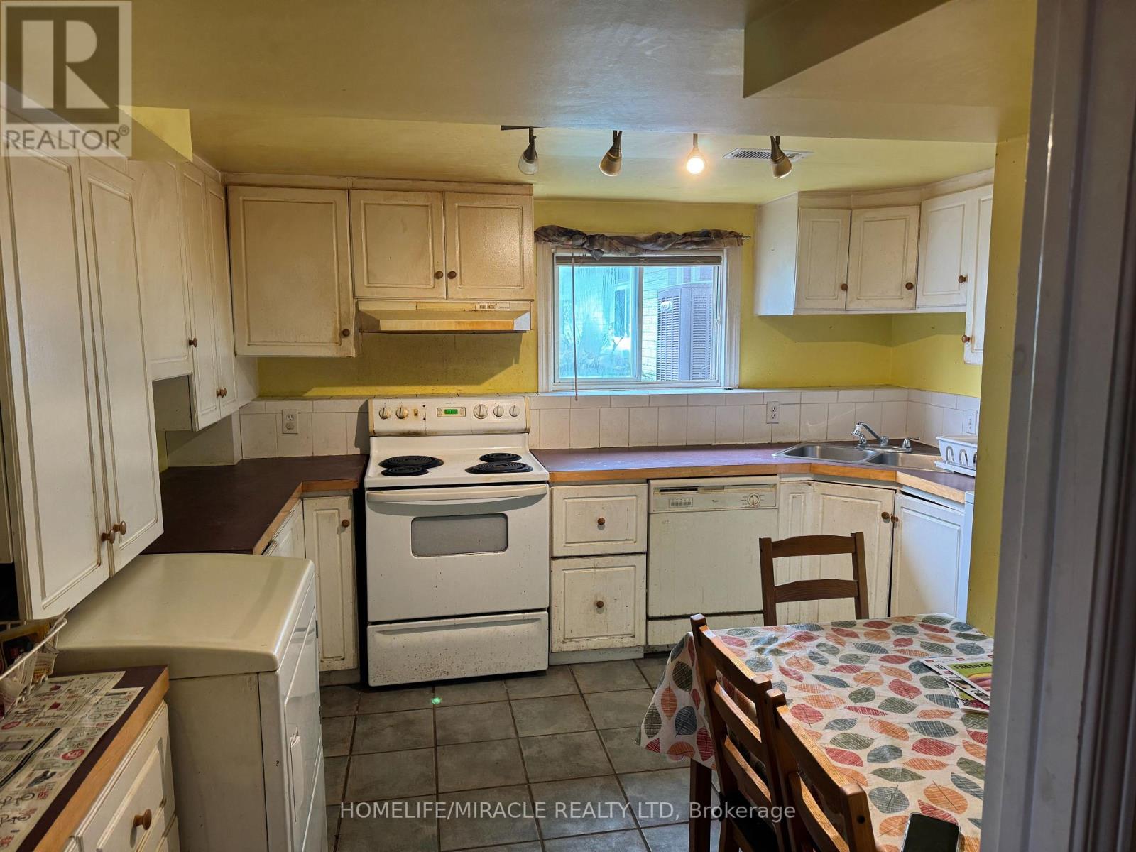 40 St. Charles Street, Belleville, Ontario  K8P 2V8 - Photo 27 - X12361117