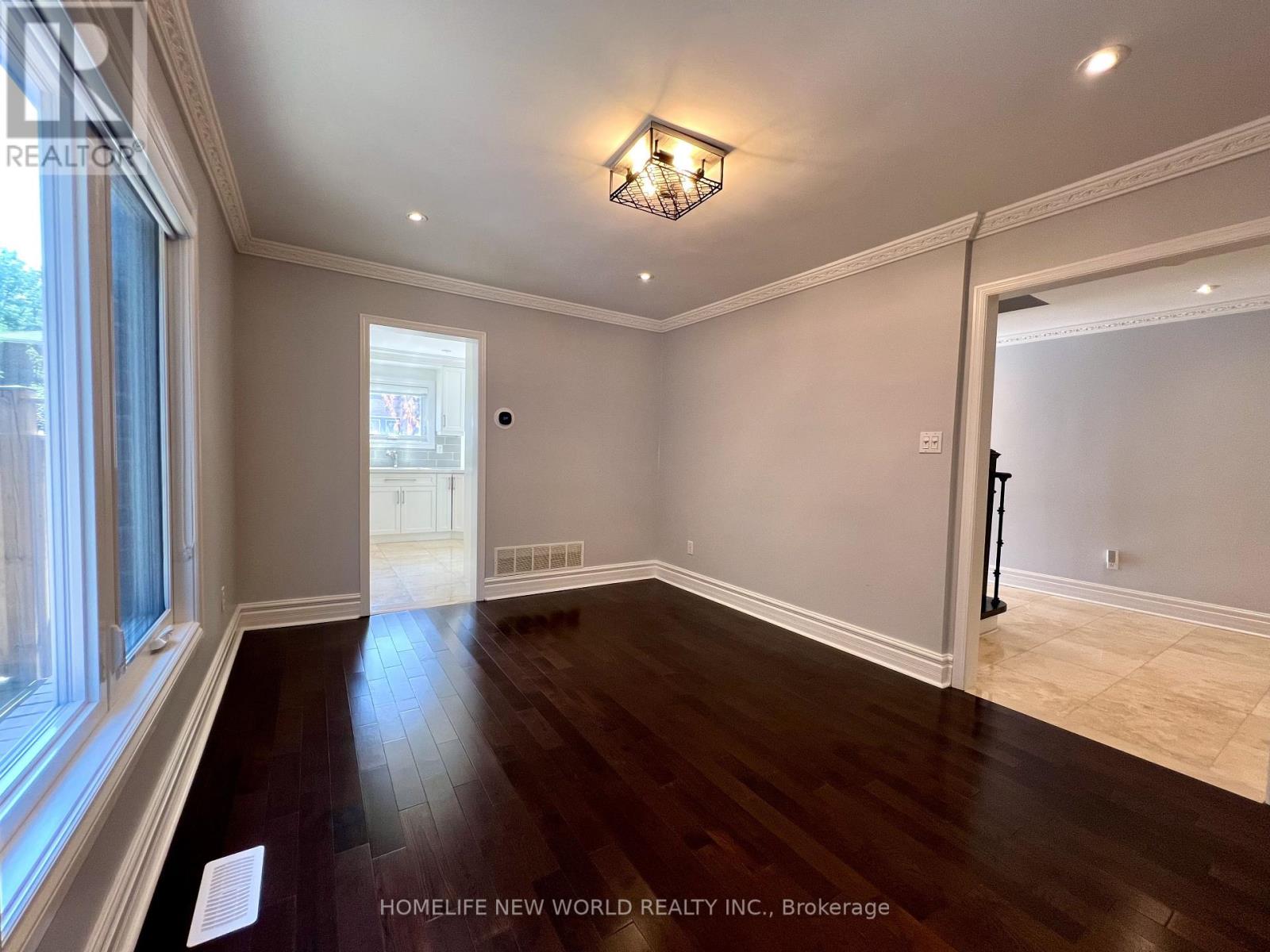 3957 Renfrew Crescent, Mississauga, Ontario  L5L 4J6 - Photo 6 - W12361144
