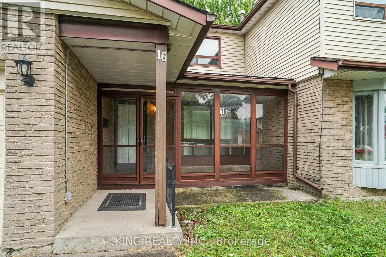 16 Wimbledon Court, Brampton, Ontario  L6V 2S4 - Photo 4 - W12356073
