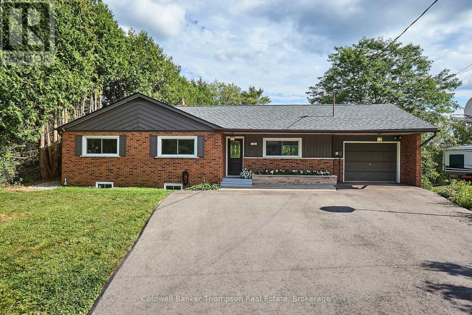 109 Riverside Drive, Huntsville, Ontario  P1H 1R6 - Photo 1 - X12361202