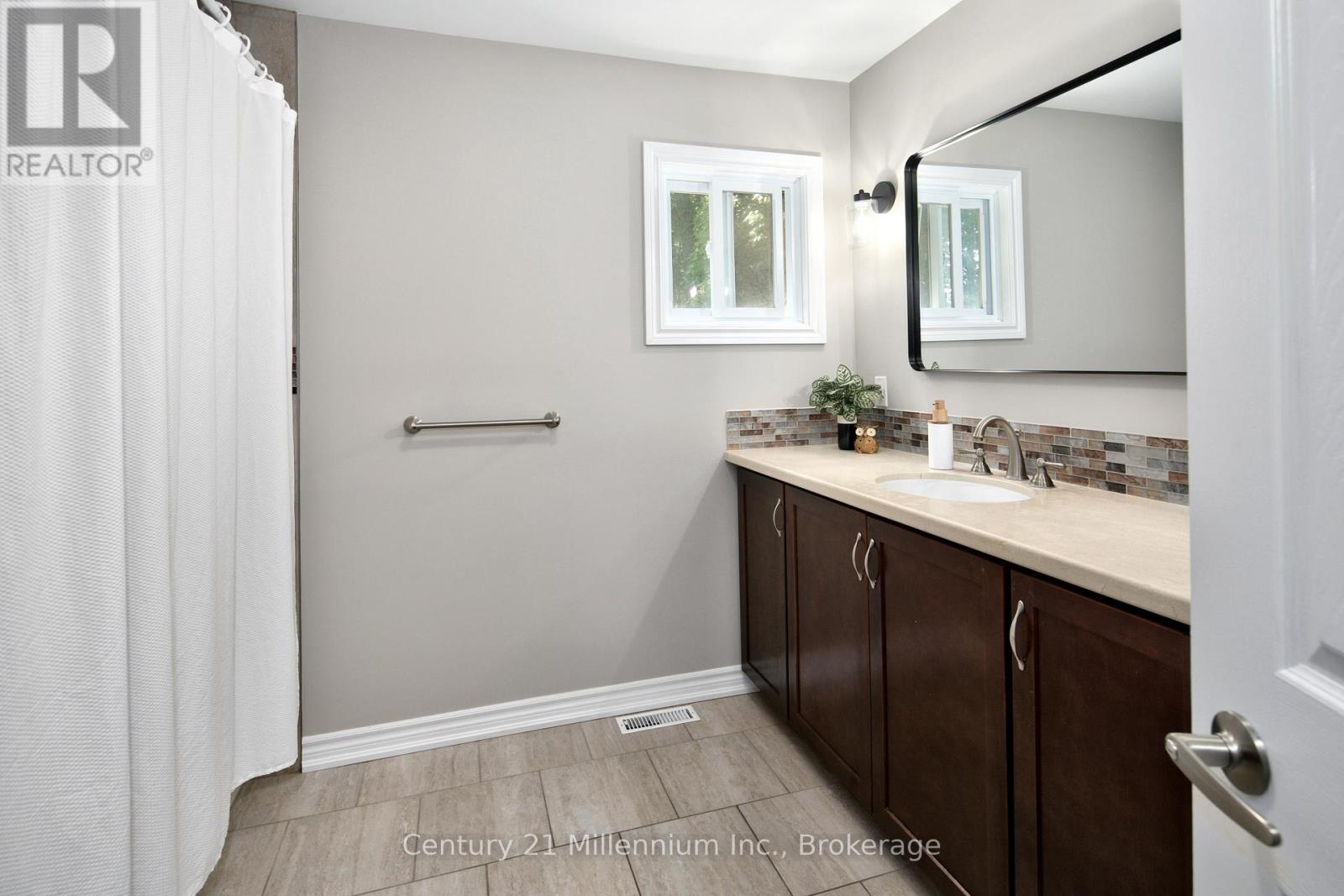 5 Bells Park Road, Wasaga Beach, Ontario  L9Z 2X2 - Photo 14 - S12361253