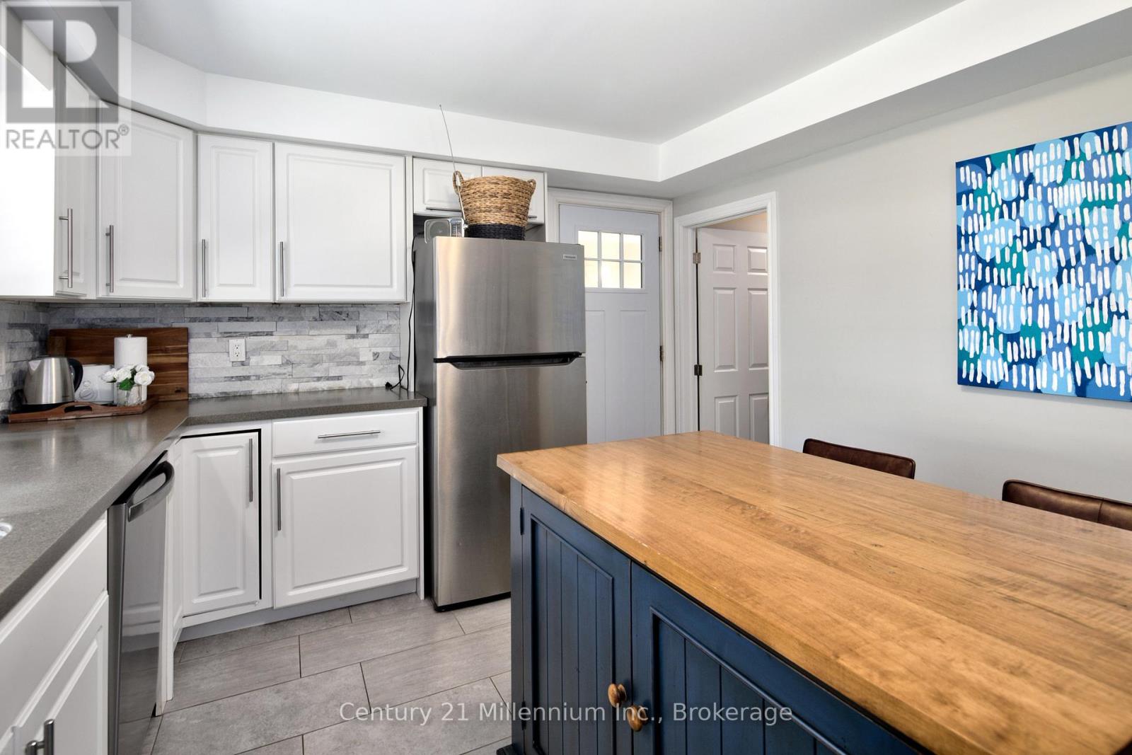 5 Bells Park Road, Wasaga Beach, Ontario  L9Z 2X2 - Photo 8 - S12361253