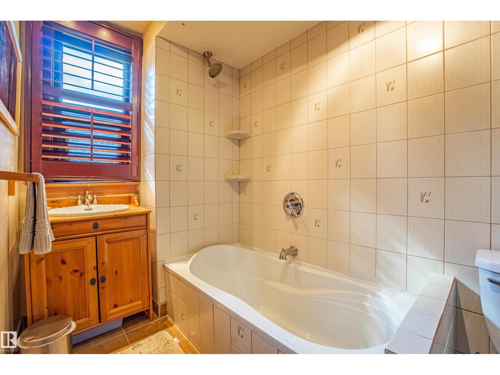 9806 88 Av Nw, Edmonton, Alberta  T6E 2R3 - Photo 21 - E4454483
