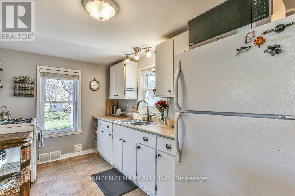 8 George Street, Norfolk, Ontario  N0E 1G0 - Photo 11 - X12278709