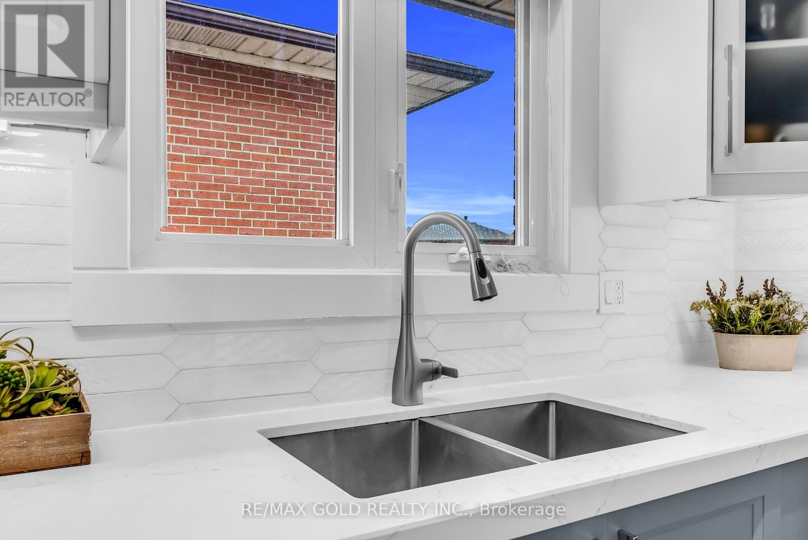 52 Paradelle Crescent, Toronto, Ontario  M3N 1E4 - Photo 18 - W12360789