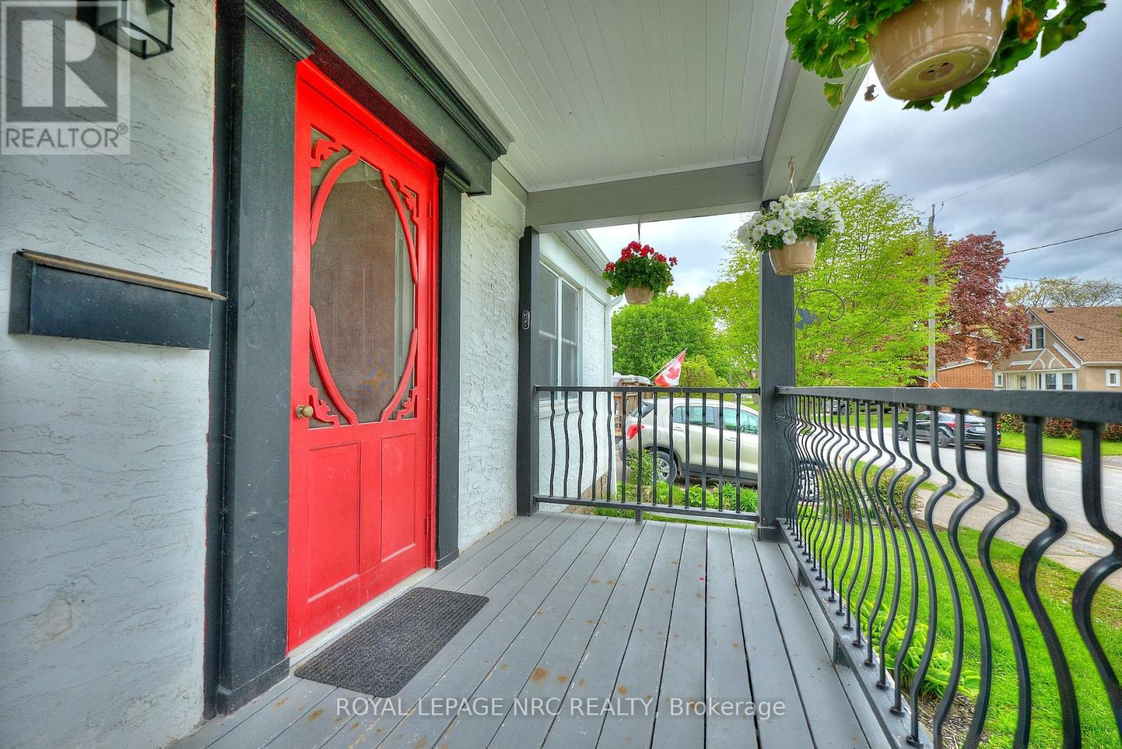 27 Victoria Street, St. Catharines, Ontario L2S 2L1 - Photo 2 - X12361271