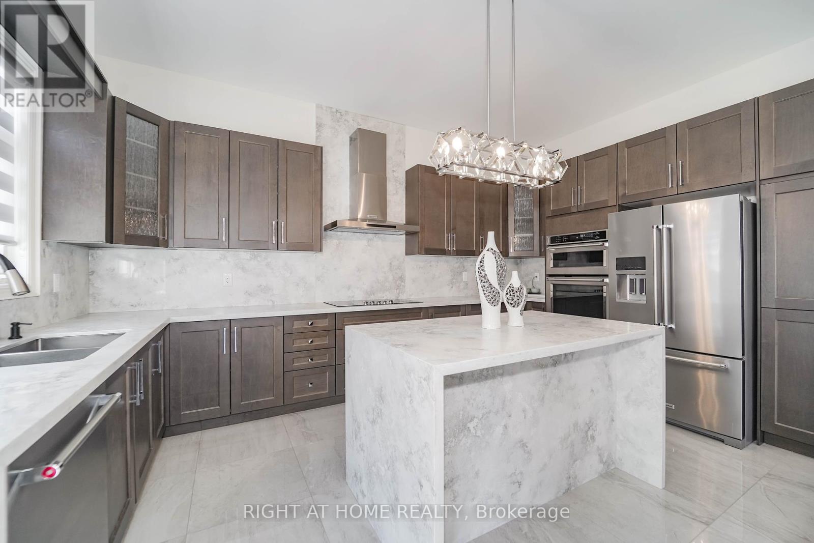 1 Penlea Gate, Brampton, Ontario  L6P 4M7 - Photo 11 - W12361277