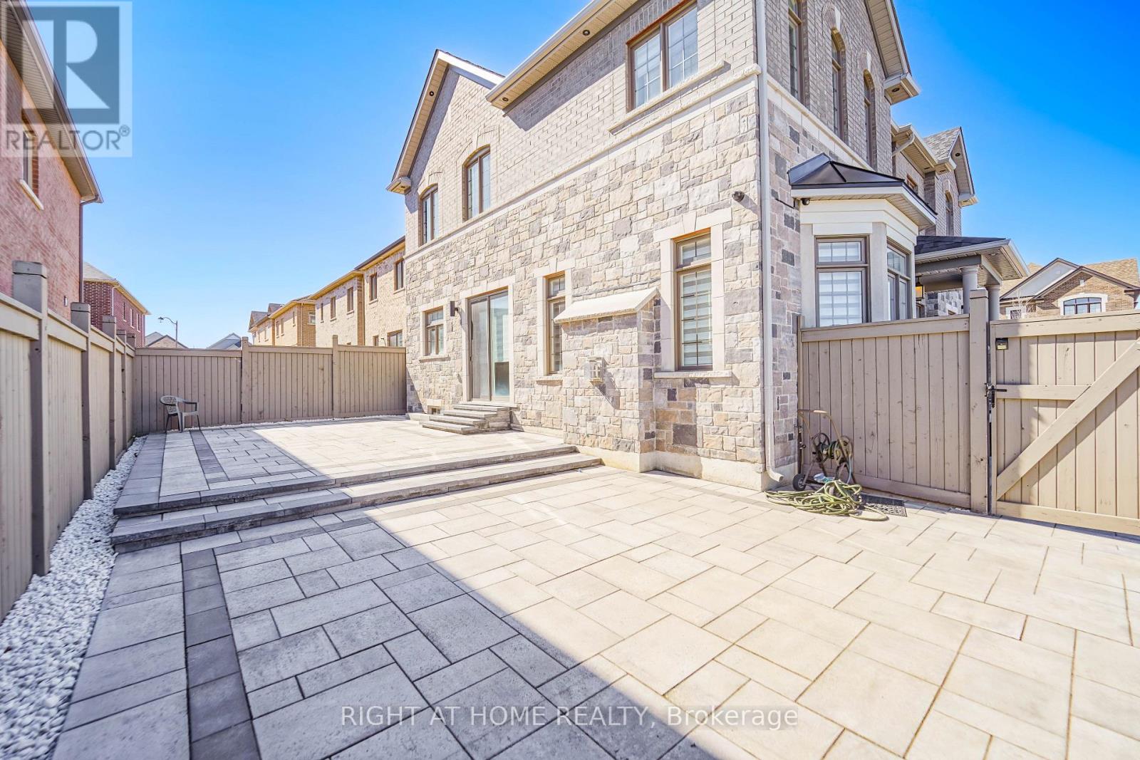 1 Penlea Gate, Brampton, Ontario  L6P 4M7 - Photo 5 - W12361277