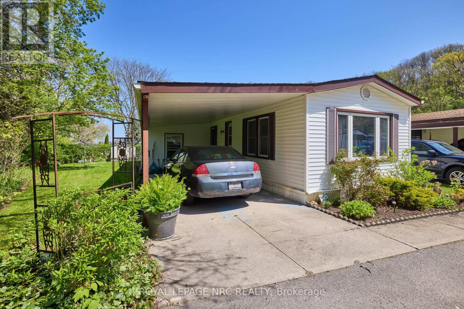 240 - 23 Four Mile Creek Road, Niagara-On-The-Lake, Ontario L0S 1J1 - Photo 2 - X12361307