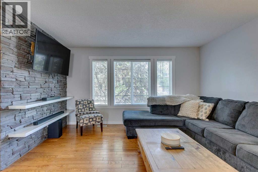 Property at 1039 Everridge Drive SW image 4