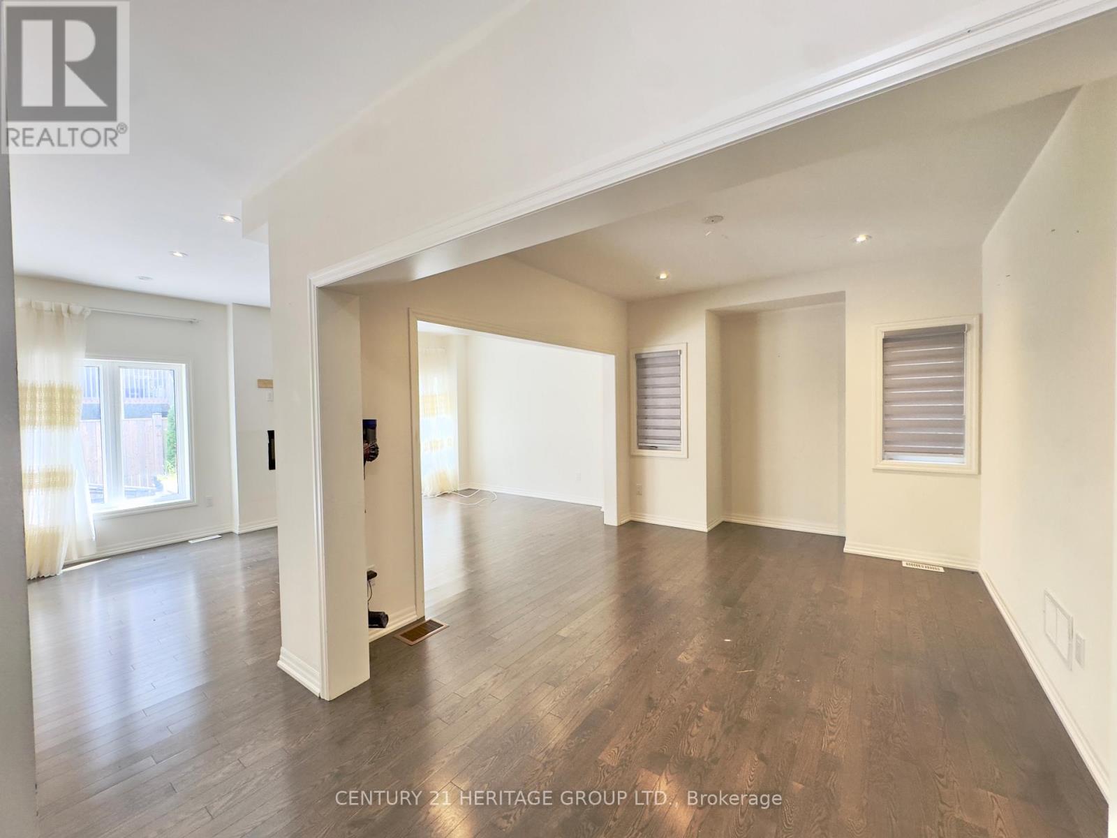 121 Vantage Loop, Newmarket, Ontario  L3X 0K8 - Photo 2 - N12361319